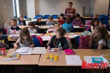 Egy tanítási nap a dublini hétvégi magyar iskolában – Tamara az elsősök házi feladatát ellenőrzi