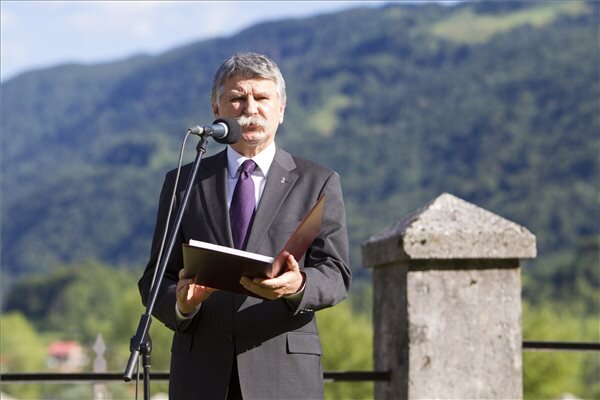 Kövér László, az Országgyűlés elnöke beszédet mond Szlovéniában, a modrejcei katonatemetőben, az első világháború tizenkét isonzói csatájának sorát záró hadművelet, a caporettói áttörés századik évfordulója alkalmából rendezett megemlékezésen (Fotó: MTI)