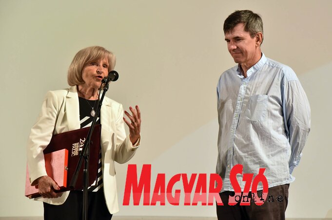 Mira Banjac adta át Slavko Štimacnak a hazai filmért járó díjat (Ótos András felvétele)