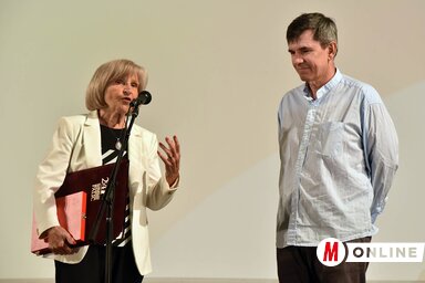 Mira Banjac adta át Slavko Štimacnak a hazai filmért járó díjat (Ótos András felvétele)