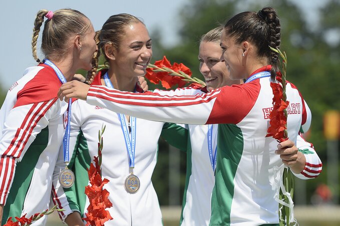 Lucz Dóra, Medveczky Erika, Takács Tamara, Vad Ninetta örül az aranyéremnek a női kajak négyesek 500 méteres döntőjének eredményhirdetésén