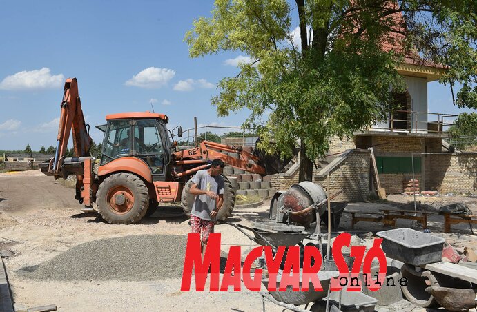 A próbákkal párhuzamosan az építkezés is zajlik