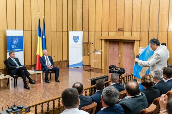 A közvitán felszólaló Ráduly Róbert csíkszeredai polgármester székely zászlót adott ajándékba a román elnöknek (Fotó: MTI)