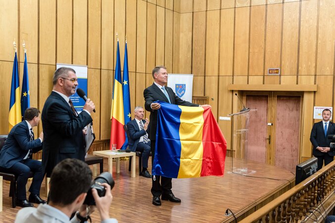 Klaus Iohannis román lobogóval viszonozta az ajándékba kapott székely zászlót (Fotó: MTI)
