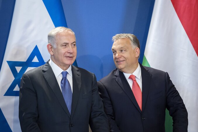 Benjamin Netanjahu és Orbán Viktor a sajtótájékoztatót követő fotózáson (Fotó: MTI)