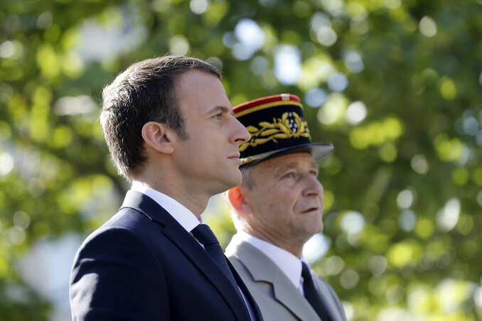 Emmanuel Macron kormányfő és Pierre de Villiers francia vezérkari főnök (Fotó: Beta/AP)