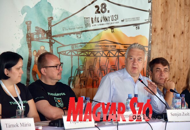 Semjén Zsolt megnyitóbeszédét tartja, mellette (balról) Németh Zsolt és (jobbról) Potápi Árpád János (Ótos András felvétele) Semjén Zsolt megnyitóbeszédét tartja, mellette (balról) Németh Zsolt és (jobbról) Potápi Árpád János (Ótos András felvétele)