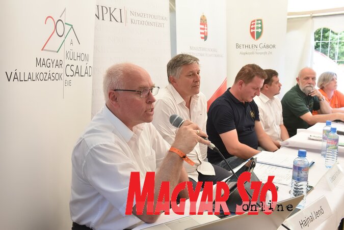 Hajnal Jenő a Bethlen Gábor-sátorban felszólal az óvodafejlesztések témájában, mellette Grezsa István ül (Ótos András felvétele) Hajnal Jenő a Bethlen Gábor-sátorban felszólal az óvodafejlesztések témájában, mellette Grezsa István ül (Ótos András felvétele)