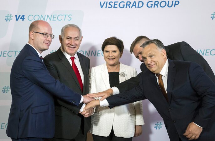 Legközelebb Izraelben találkoznak: Bohuslav Sobotka, Benjamin Netanjahu, Beata Szydło, Robert Fico (takarásban) és Orbán Viktor (Fotó: MTI)