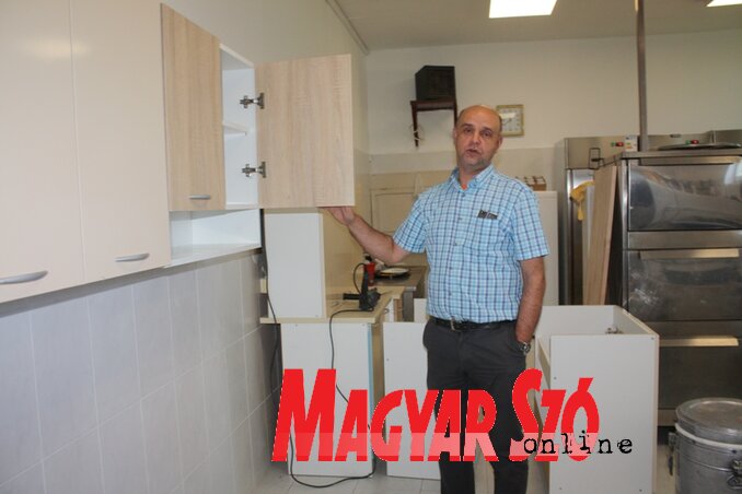 Majláth Béla igazgató a felújított konyhában (Kazinczy Paszterkó Diana felvétele)