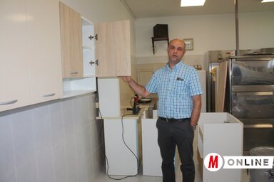 Majláth Béla igazgató a felújított konyhában (Kazinczy Paszterkó Diana felvétele)