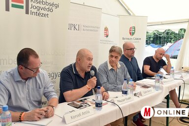 Korodi Attila, az RMDSZ frakcióvezetője, Pásztor István, a VMSZ elnöke, Csóti György moderátor, Brenzovics László, a KMKSZ elnöke és Menyhárt József, az MKP elnöke (Ótos András felvétele)