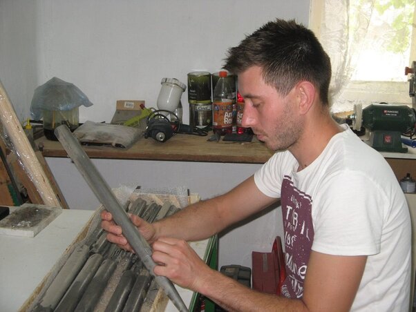 Tibor munka közben, a műhelyében (Fotó: Kiss Zoltán)