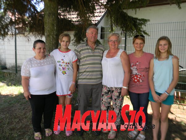 Koletár Teréz (szakács), Fehér Ágota, Boja András, Boja Ilona, Juhász Hermina (nevelő), Fehér Szabina (Fotó: Fehér Rózsa) Koletár Teréz (szakács), Fehér Ágota, Boja András, Boja Ilona, Juhász Hermina (nevelő), Fehér Szabina (Fotó: Fehér Rózsa)