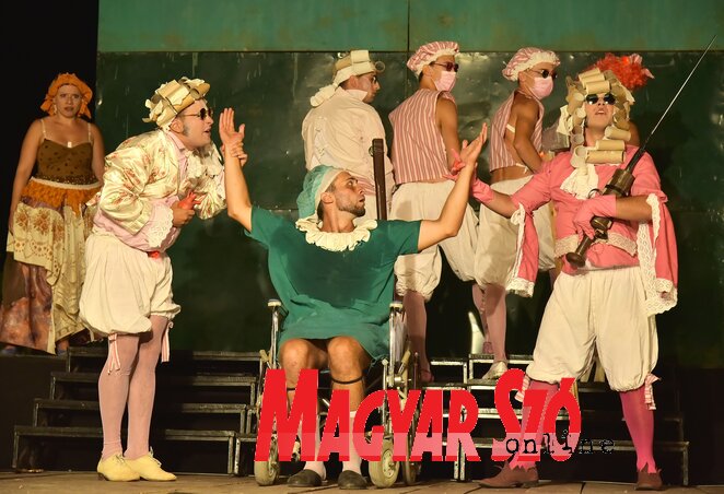 Fergeteges komédia, ötletes kosztümök, ez a Tanyaszínház (Gergely József felvétele)