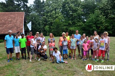 A résztvevők és szüleik a tudásfelmérő kvíz helyszínén, a Fruška gora lankáin (kép: Dávid Csilla)