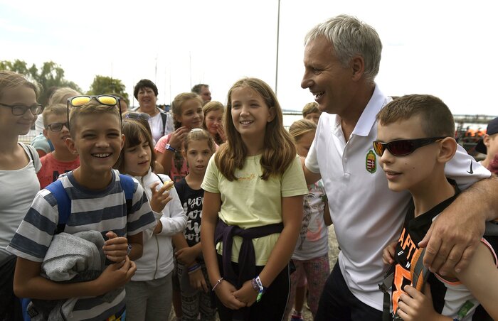 Soltész Miklós a táborozó fiatalokkal Zánkán (Fotó: MTI)