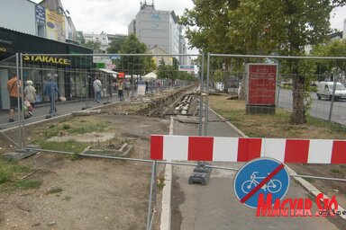 A Felszabadulás sugárúton jelenleg a Stadion és a Futaki piac közti szakasz bal oldala van feltúrva, tilos a kerékpárforgalom (Szeli Balázs felvétele)