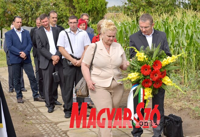 Gyömbér Stana polgármester és Oláj Tibor, a képviselő-testület elnöke helyezte el az emlékezés virágait (Gergely József felvétele)