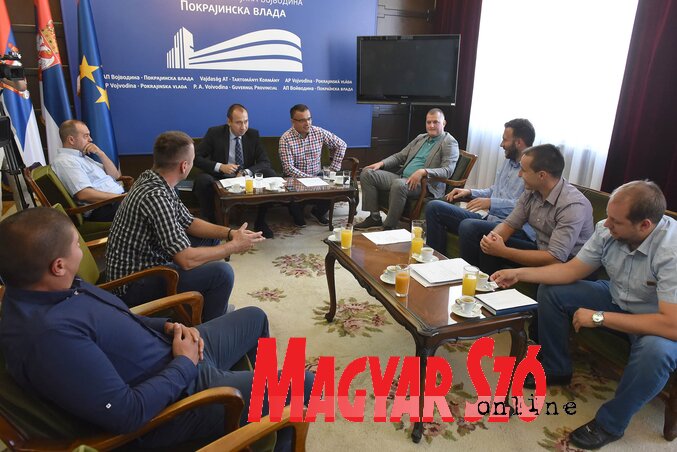 Vuk Radojević és Branislav Nedimović a vajdasági málnatermesztőkkel beszélget (Fotó: Ótos András) Vuk Radojević és Branislav Nedimović a vajdasági málnatermesztőkkel beszélget (Fotó: Ótos András)