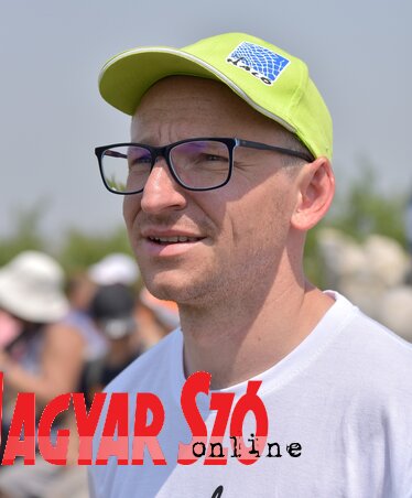 Szilárd atya lelkesen szervezi a népszerű gyalogtúrát (Gergely József felvétele) Szilárd atya lelkesen szervezi a népszerű gyalogtúrát (Gergely József felvétele)