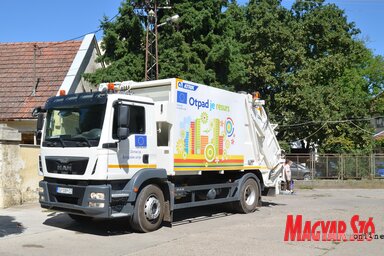 Megérkezett az új szemeteskamion (Lakatos János felvétele)