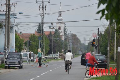 A peremvárosi településeken nagyban folynak a szennyvízhálózat kiépítésének munkálatai, Piroson a második fázis végén járnak, a polgárokat minden szükséges teendőről idejében tájékoztatják majd (Ótos András felvétele)