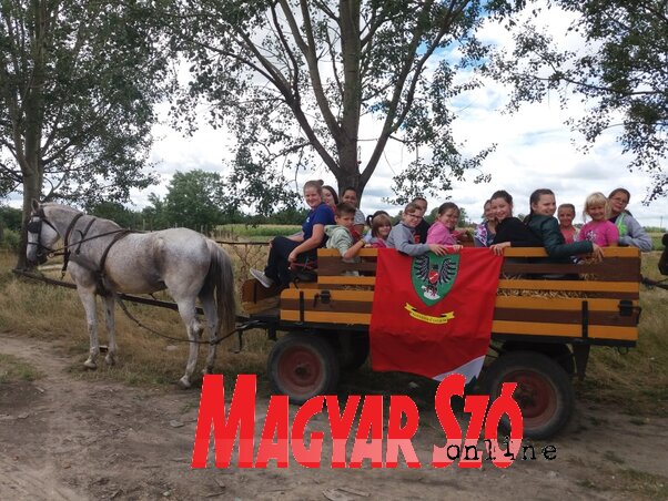 Kocsikázó gyermekek (Fotó: Paszterkó Erika) Kocsikázó gyermekek (Fotó: Paszterkó Erika)
