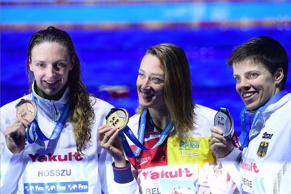 A győztes spanyol Mireia Belmonte (k), második helyezett német Franziska Hentke (j) és a harmadik helyezett Hosszú Katinka a női 200 méteres pillangóúszás eredményhirdetésén (Fotó: MTI)