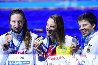 A győztes spanyol Mireia Belmonte (k), második helyezett német Franziska Hentke (j) és a harmadik helyezett Hosszú Katinka a női 200 méteres pillangóúszás eredményhirdetésén (Fotó: MTI)