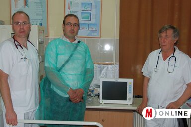 Dr. Budai Tibor, Ric Gábor és dr. Vasas Mihály az új készülékkel (Homolya Horváth Ágnes felvétele)