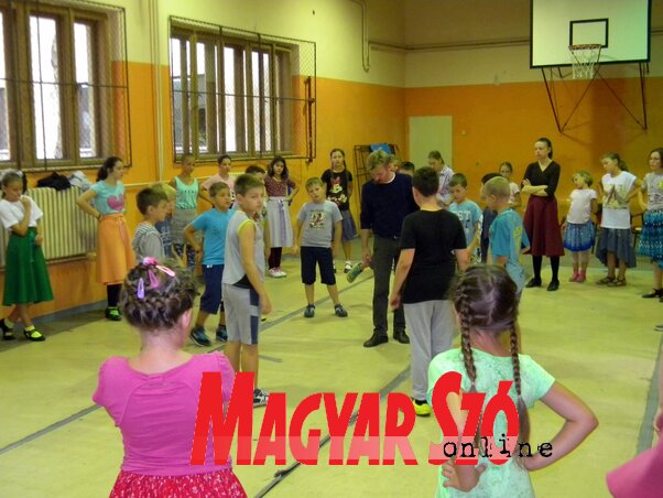 A legfiatalabbak a sárpilisi táncokkal ismerkednek (Benedek Miklós felvétele)