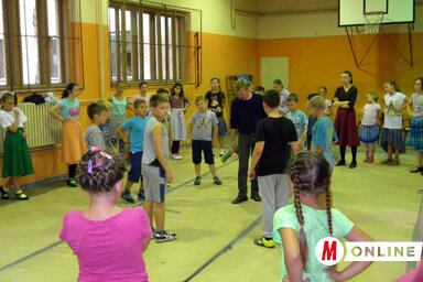 A legfiatalabbak a sárpilisi táncokkal ismerkednek (Benedek Miklós felvétele)