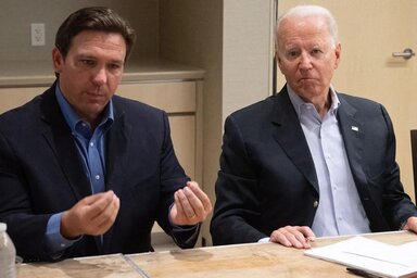 A republikánus DeSantis (balról) elnöki különengedélyt kért a demokrata Bidentól