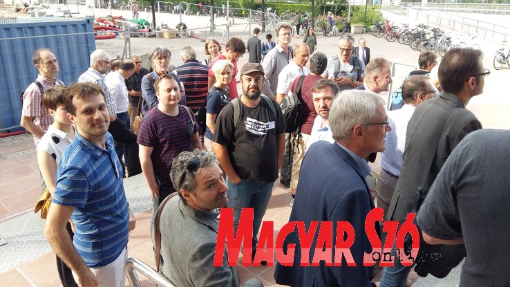 Már csak mi, újságírók várunk bebocsátásra a tárgyalás délelőttjén Már csak mi, újságírók várunk bebocsátásra a tárgyalás délelőttjén