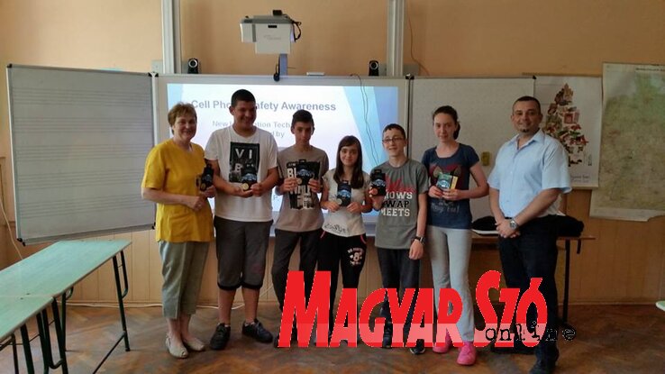 A szilágyi nyolcadikosok mindegyike egy, a mágneses sugárzásoktól védő kártyát kapott ajándékba A szilágyi nyolcadikosok mindegyike egy, a mágneses sugárzásoktól védő kártyát kapott ajándékba