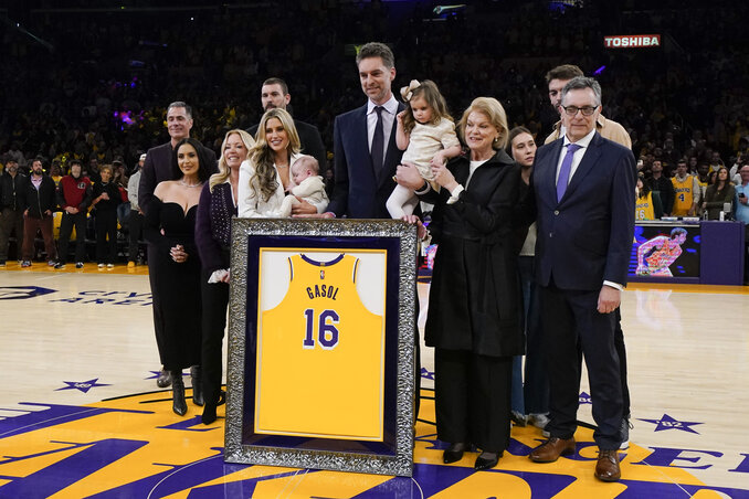 Pau Gasol 16-os mezét többé senki sem viselheti Los Angeles népszerűbb csapatánál (Fotó: Beta/AP)