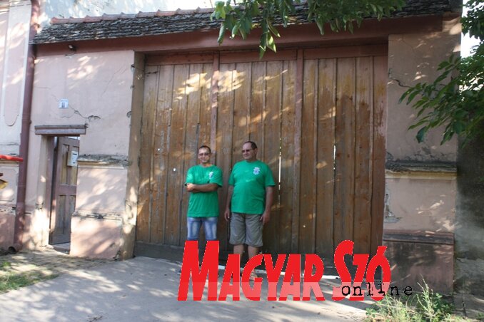 A székelyek hagyományos kapujához hasonlítható bácskossuthfalvi kun kapu – Id. és ifj. Gellér Tibor a családi gazdaságnak is otthont adó házuk bejárata előtt