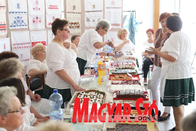 Meggyes finomságok a Hestia tagjaitól (Fotó: Lakatos János) Meggyes finomságok a Hestia tagjaitól (Fotó: Lakatos János)