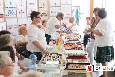 Meggyes finomságok a Hestia tagjaitól (Fotó: Lakatos János)