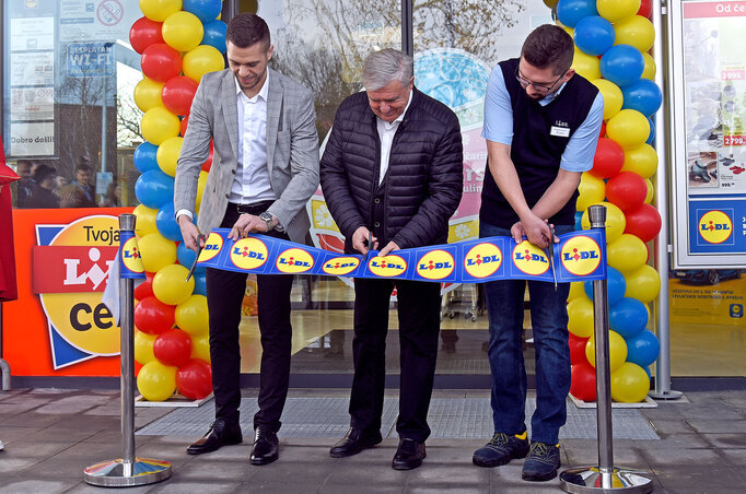 Czegledi Rudolf polgármester és a zentai üzlet vezetői adták át hivatalosan a Lidlt (Gergely Árpád felvétele)