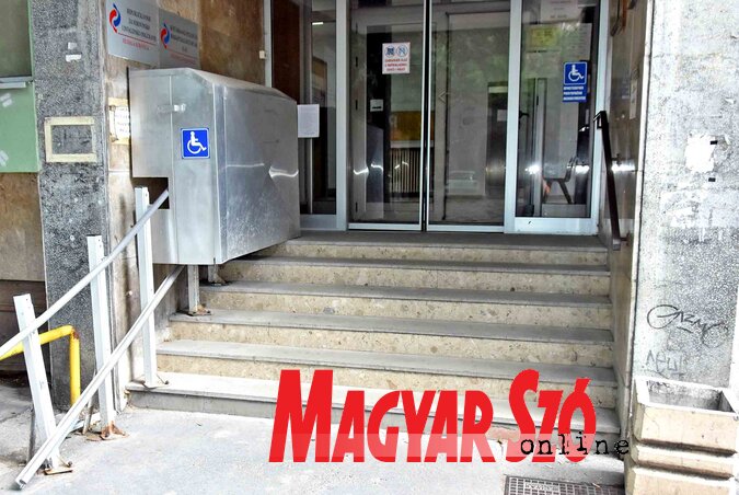 Az Egészségügyi Biztosítónál fél éve nem üzemel a sorompó (Fotó: Gergely Árpád) Az Egészségügyi Biztosítónál fél éve nem üzemel a sorompó (Fotó: Gergely Árpád)