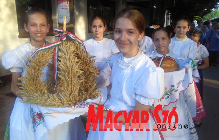 A törökfalui lányok a búzakoronával és az új kenyérrel (Csincsik Zsolt felvétele)