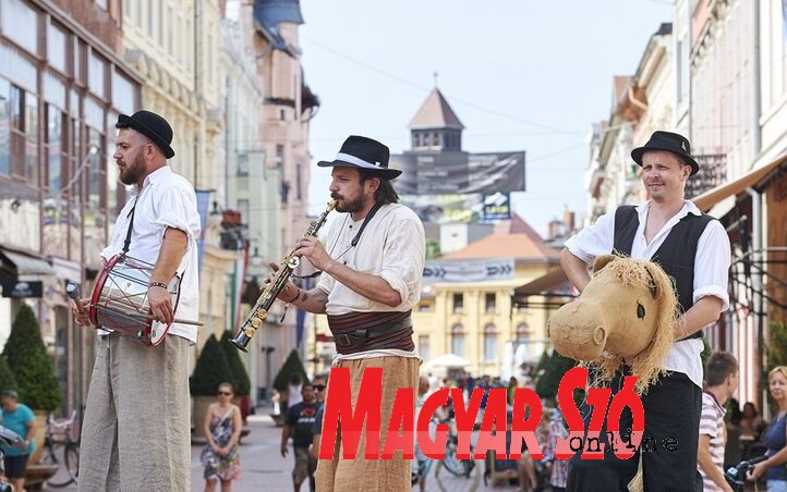 Még csak nagy lábakról lehet megszólítani a közönséget! (Veréb Simon felvétele) Még csak nagy lábakról lehet megszólítani a közönséget! (Veréb Simon felvétele)