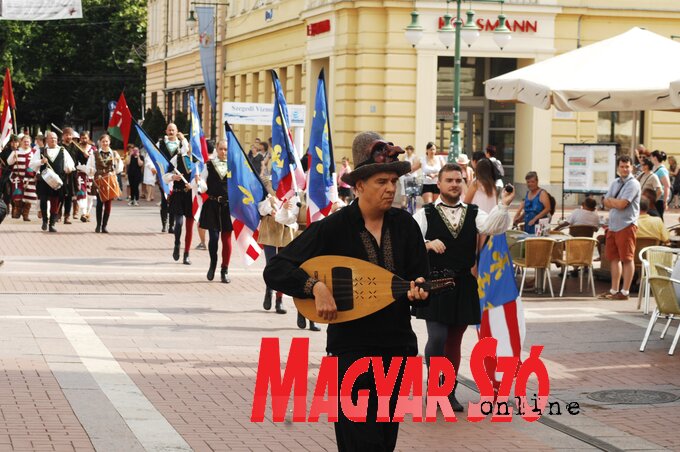 Látványos utcai felvonulás a Kárász utcán (Veréb Simon felvétele) Látványos utcai felvonulás a Kárász utcán (Veréb Simon felvétele)