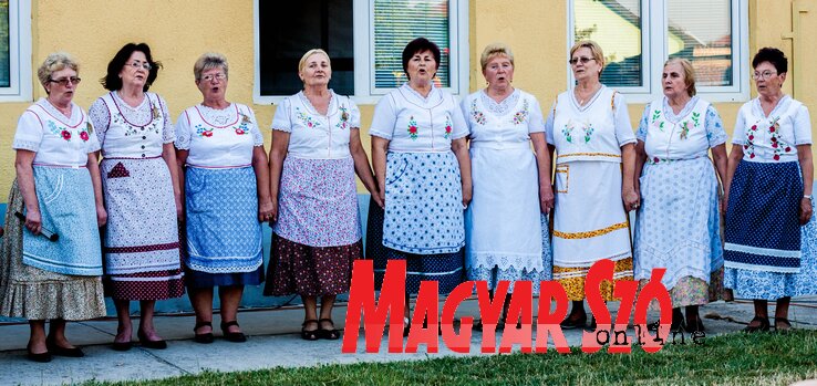 Asszonykórus népviseletben (Talló Léna felvétele) Asszonykórus népviseletben (Talló Léna felvétele)