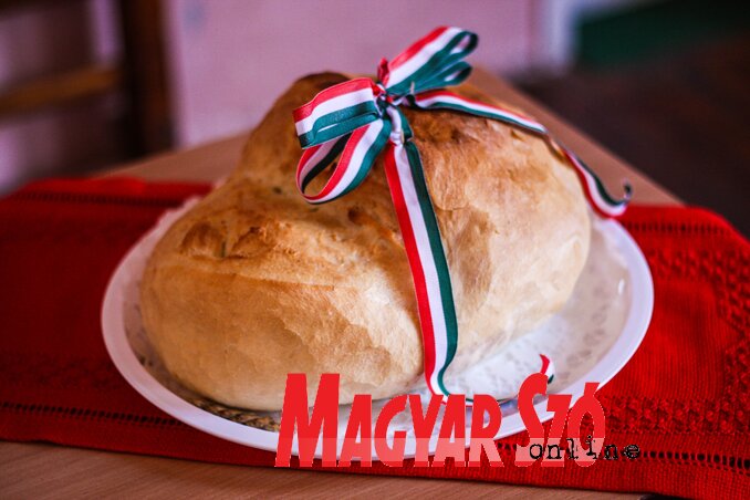 A megszentelt új kenyér (Talló Léna felvétele)