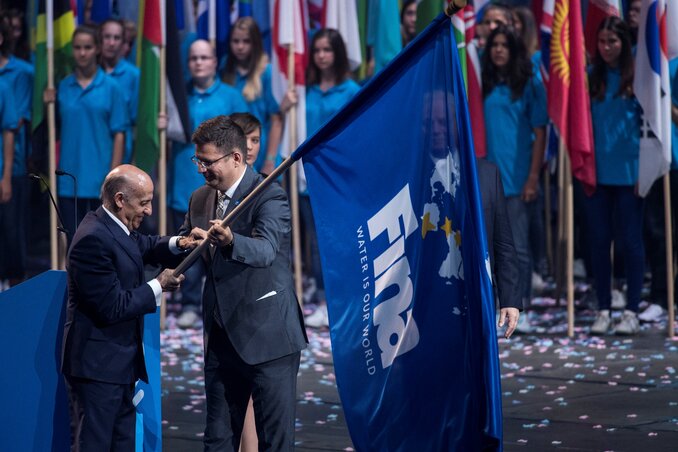 Julio C. Maglione, a Nemzetközi Úszószövetség (FINA) elnöke átveszi a szövetség zászlaját Seszták Miklós nemzeti fejlesztési minisztertől (Fotó: MTI)