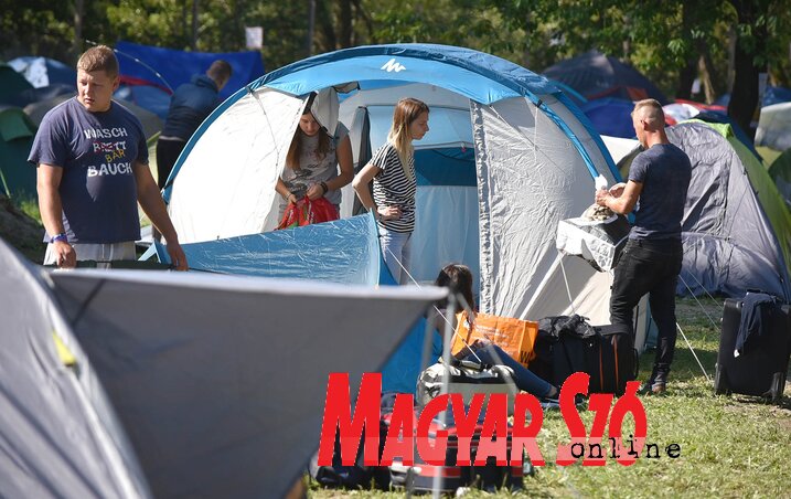 Sokan a táborban sátorozva kísérik végig a hatnapos rendezvényt (Ótos András felvétele)