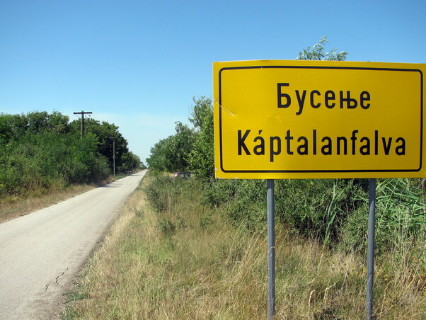 Kihelyezték a kétnyelvű helységnévtáblát is (Fotó: Kecskés István) Kihelyezték a kétnyelvű helységnévtáblát is (Fotó: Kecskés István)